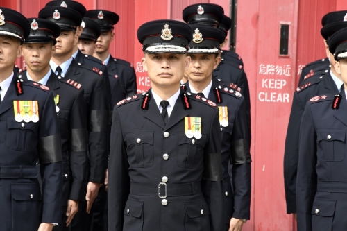 消防处长杨恩健率众迎接灵车。 消防处长杨恩健率众迎接灵车。