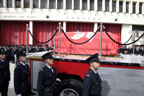 载着何伟豪的灵车缓缓驶至沙田消防局。 载着何伟豪的灵车缓缓驶至沙田消防局。