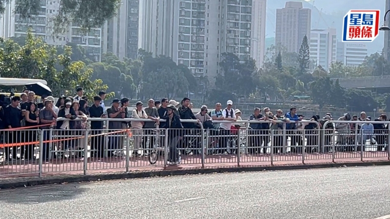 逾百市民在沙田消防局外送何伟豪最后一程。 逾百市民在沙田消防局外送何伟豪最后一程。