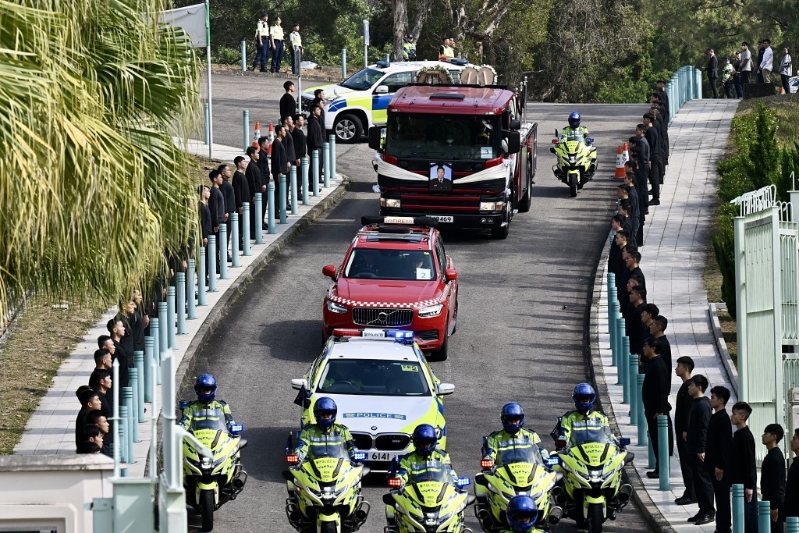 灵车驶进和合石浩园。 灵车驶进和合石浩园。