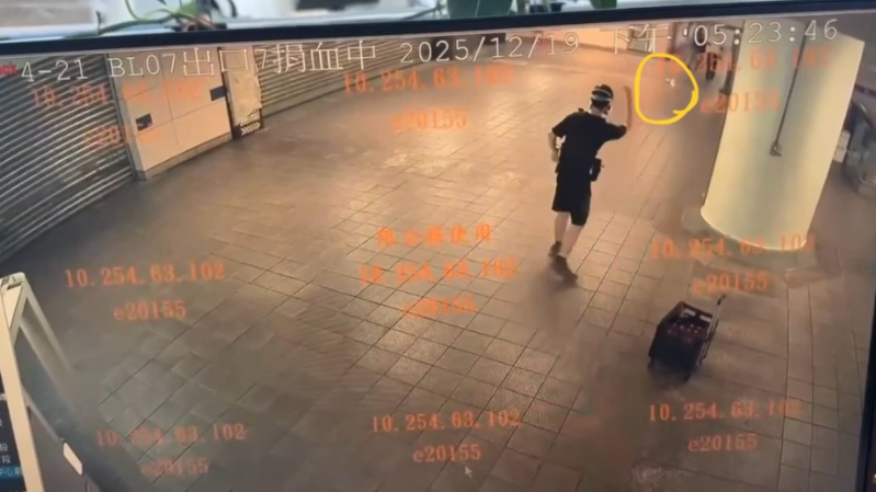 疑犯接连往不同方向投掷烟雾弹。 中时2 疑犯接连往不同方向投掷烟雾弹。 中时2