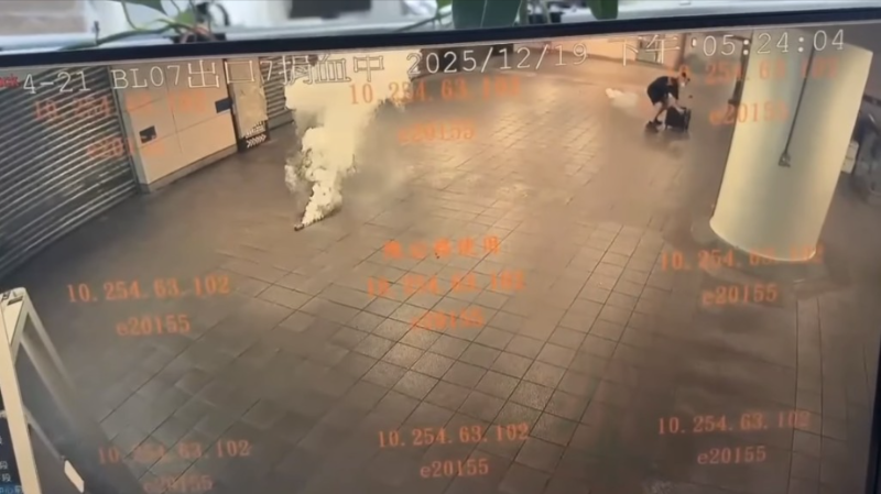 疑犯接连往不同方向投掷烟雾弹。 中时1 疑犯接连往不同方向投掷烟雾弹。 中时1