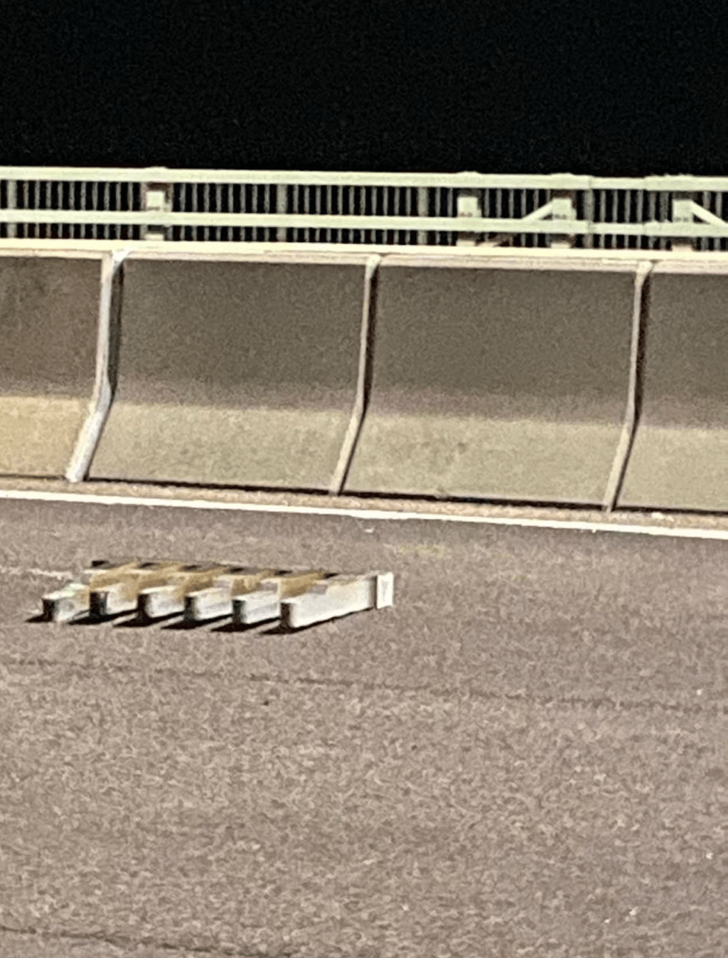 大桥桥面一处伸缩缝疑有金属构件脱落 大桥桥面一处伸缩缝疑有金属构件脱落