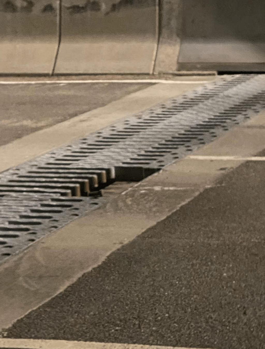 大桥桥面一处伸缩缝疑有金属构件脱落,路面出现明显缺口,形成局部凹陷。 大桥桥面一处伸缩缝疑有金属构件脱落,路面出现明显缺口,形成局部凹陷。