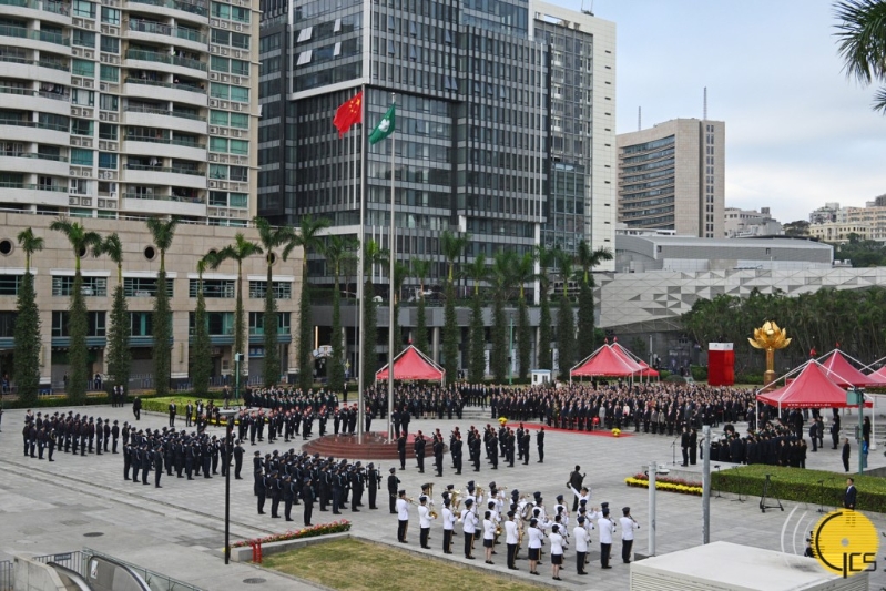 上午8时,澳门特区政府在金莲花广场举行升旗仪式,庆祝特区成立26周年。 上午8时,澳门特区政府在金莲花广场举行升旗仪式,庆祝特区成立26周年。