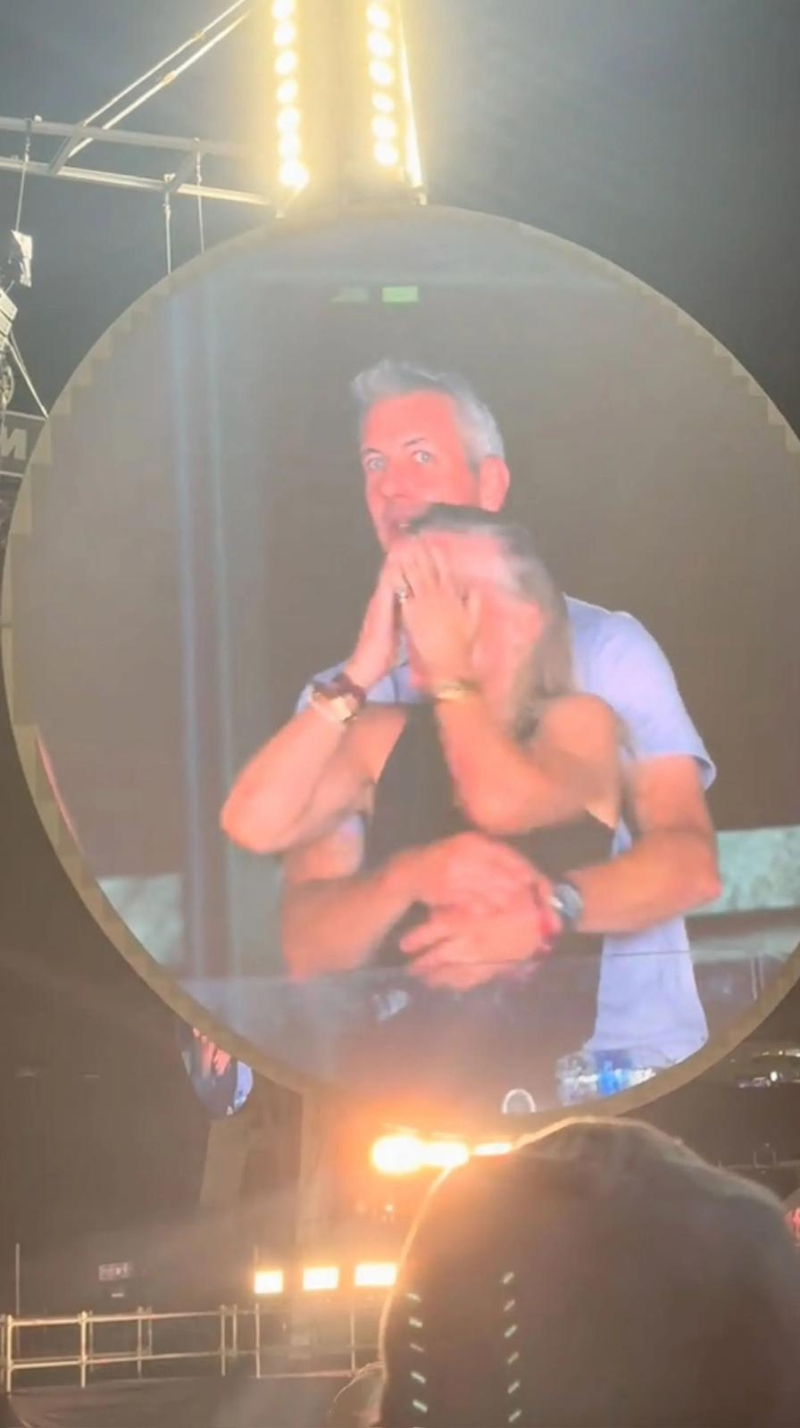 Andy与Kristin被拍到时即躲避镜头。 Andy与Kristin被拍到时即躲避镜头。