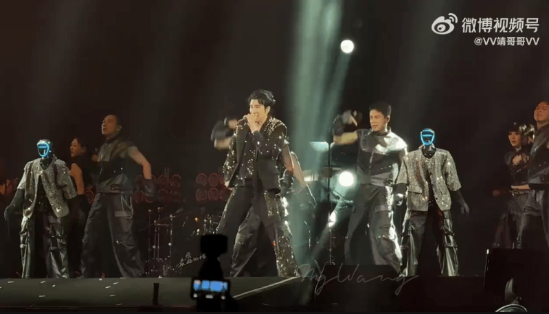 宇树机械人王力宏演唱会伴舞。 宇树机械人王力宏演唱会伴舞。