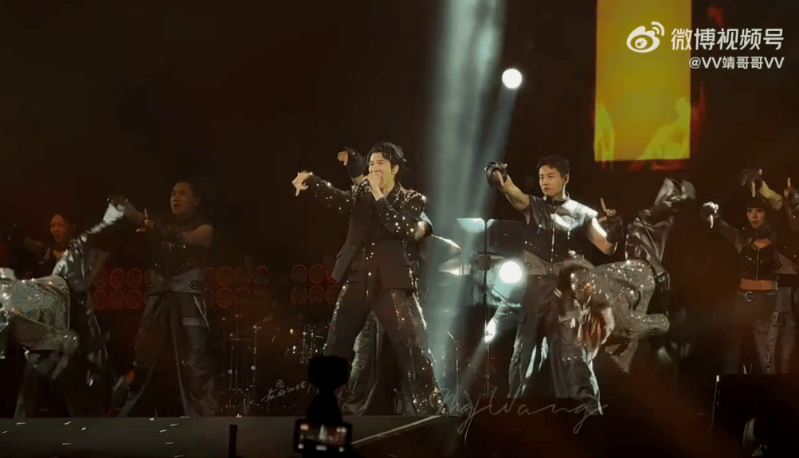 宇树机械人王力宏演唱会伴舞。 网片截图 宇树机械人王力宏演唱会伴舞。 网片截图