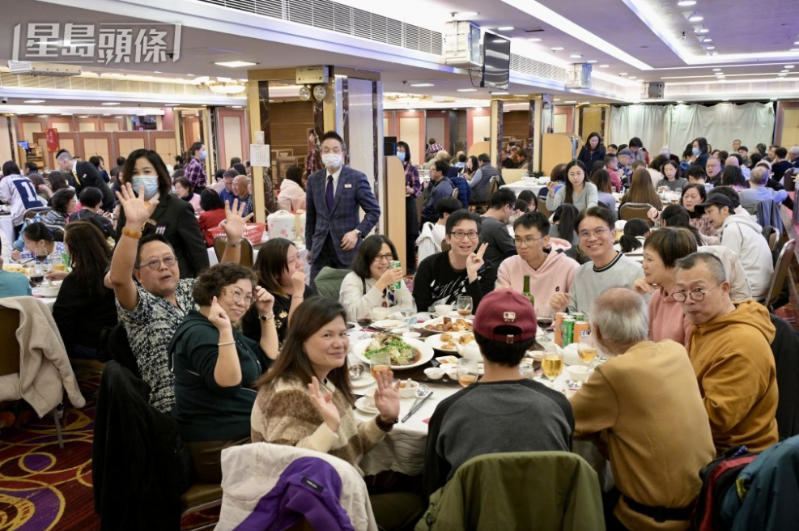 今日冬至,不少市民选择与家人及亲友外出聚餐,共享团圆时刻。 今日冬至,不少市民选择与家人及亲友外出聚餐,共享团圆时刻。