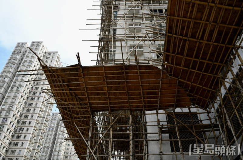 屯门怡乐花园早前已按政府要求拆卸外墙棚网。 屯门怡乐花园早前已按政府要求拆卸外墙棚网。
