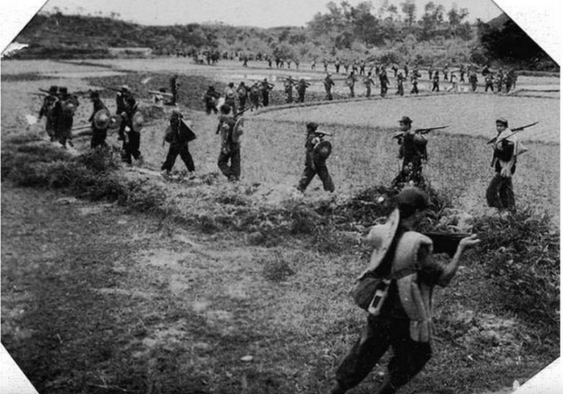 抗日战事中东江纵队港九独立大队在香港边界附近行军情况,约1945年 抗日战事中东江纵队港九独立大队在香港边界附近行军情况,约1945年