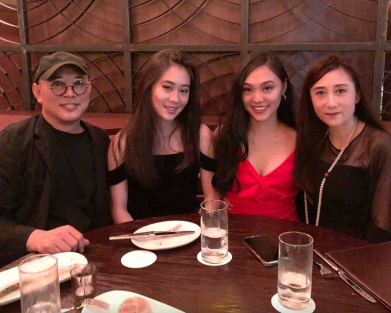 李连杰与利智育有两女。 李连杰与利智育有两女。