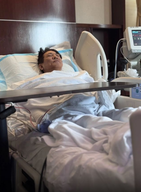 李连杰躺在病床双眼紧闭,露出痛苦神情。 李连杰躺在病床双眼紧闭,露出痛苦神情。