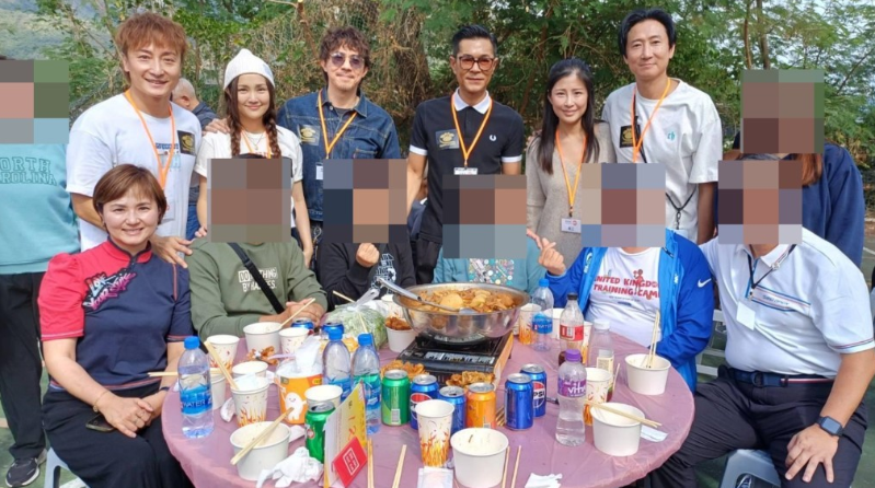 古天乐(后排中)等多名艺人出席盆菜活动。前排左一为善导会总干事李淑慧 古天乐(后排中)等多名艺人出席盆菜活动。前排左一为善导会总干事李淑慧