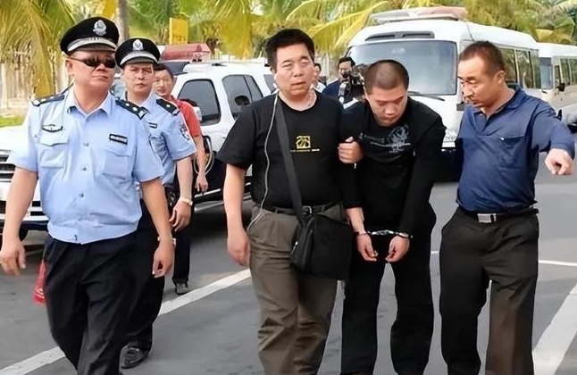 李磊将自己一家六口杀死后,在三亚被捕。 李磊将自己一家六口杀死后,在三亚被捕。