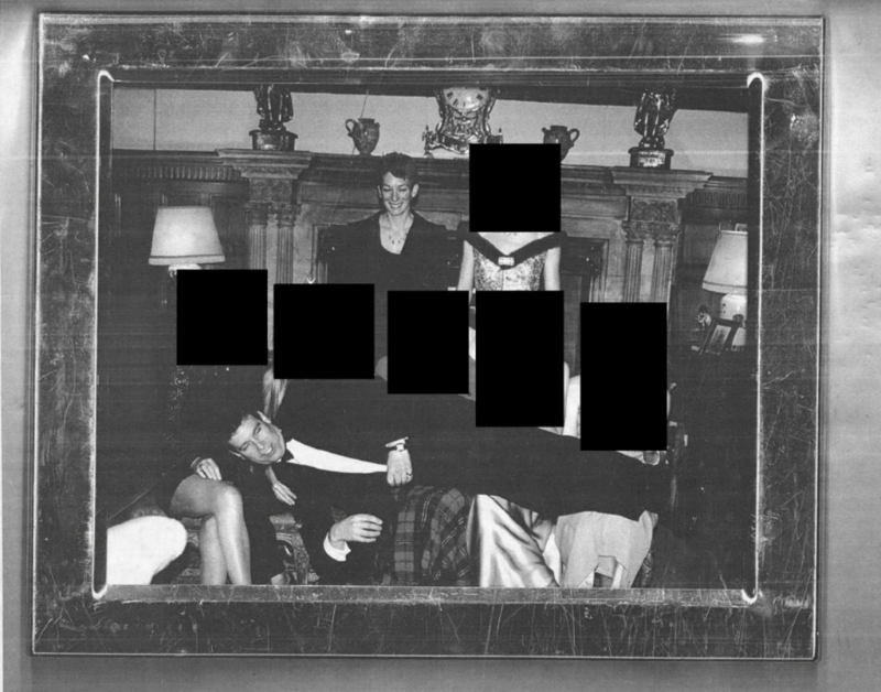 美国司法部19日公布的艾普斯坦文件中,英国安德鲁王子(Prince Andrew)躺在5名女子腿上的照片格外引人注意。 美国司法部19日公布的艾普斯坦文件中,英国安德鲁王子(Prince Andrew)躺在5名女子腿上的照片格外引人注意。