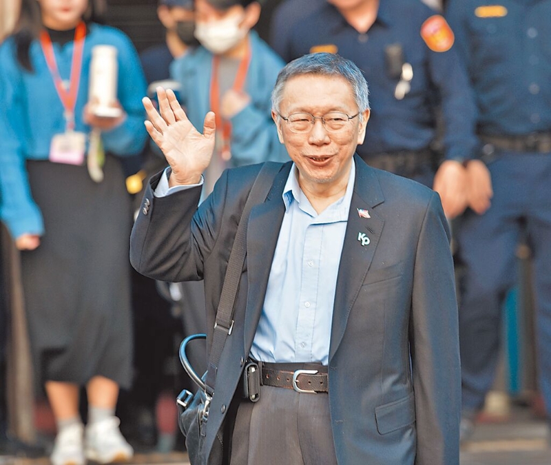 台北地院16日审理京华城案进行最后辩论程序,民众党前主席柯文哲出庭后,离开法院向民众挥手 台北地院16日审理京华城案进行最后辩论程序,民众党前主席柯文哲出庭后,离开法院向民众挥手