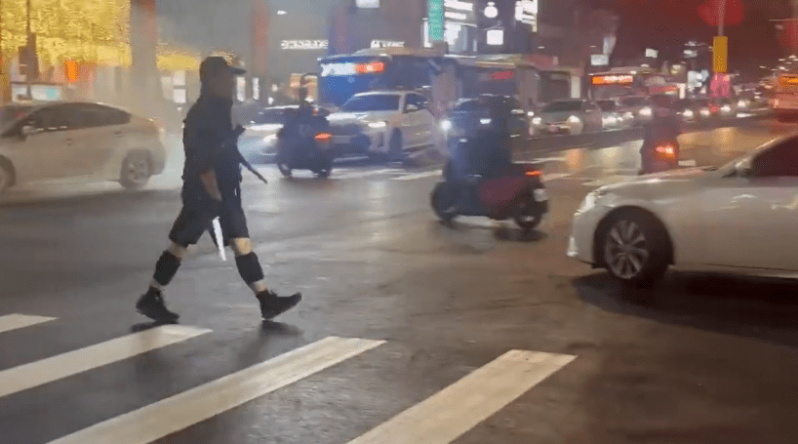 警方指张文去年已策划犯案,并采购各种护具、烟雾弹及制作汽油弹 警方指张文去年已策划犯案,并采购各种护具、烟雾弹及制作汽油弹