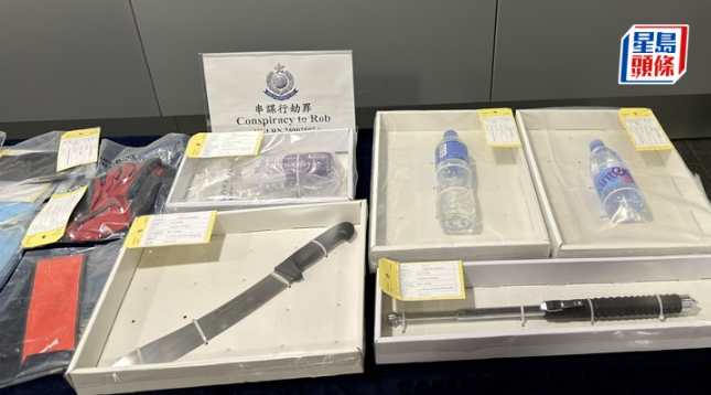 警方拘捕15人,检获大批证物。 警方拘捕15人,检获大批证物。