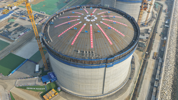 国家天然气基础设施互联互通重点工程赣榆LNG接收站首座储罐升顶 国家天然气基础设施互联互通重点工程赣榆LNG接收站首座储罐升顶