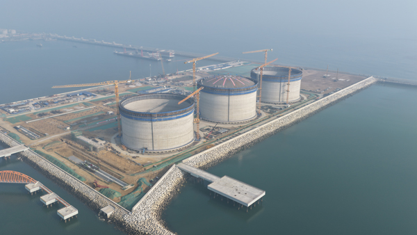 国家天然气基础设施互联互通重点工程赣榆LNG接收站首座储罐升顶 国家天然气基础设施互联互通重点工程赣榆LNG接收站首座储罐升顶