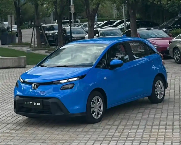 新款本田飞度实车亮相:大眼变眯眯眼 明年一季度上市