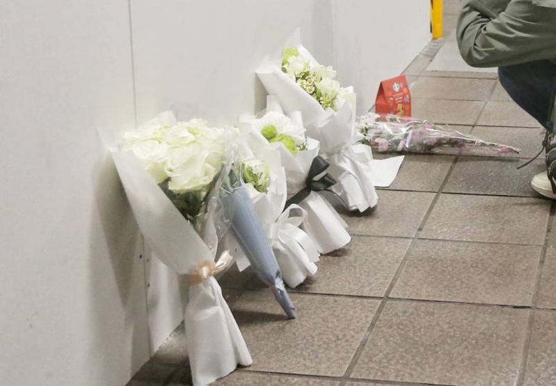 有民众前往献花致意 有民众前往献花致意