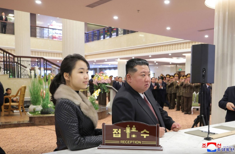 金正恩携爱女视察新落成酒店。 金正恩携爱女视察新落成酒店。