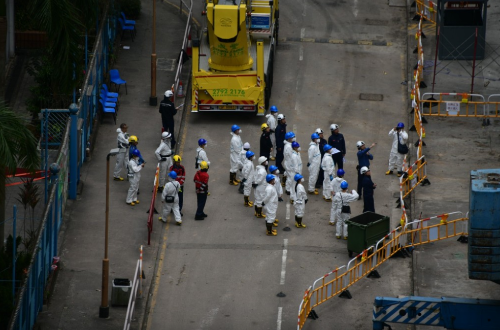 委员会成员连同工作人员,身穿保护衣到灾场巡视。 委员会成员连同工作人员,身穿保护衣到灾场巡视。