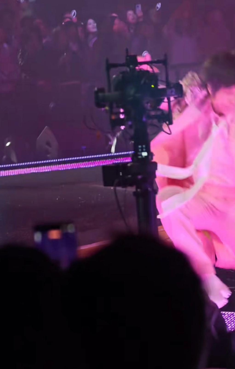 引发全场粉丝尖叫! 引发全场粉丝尖叫!