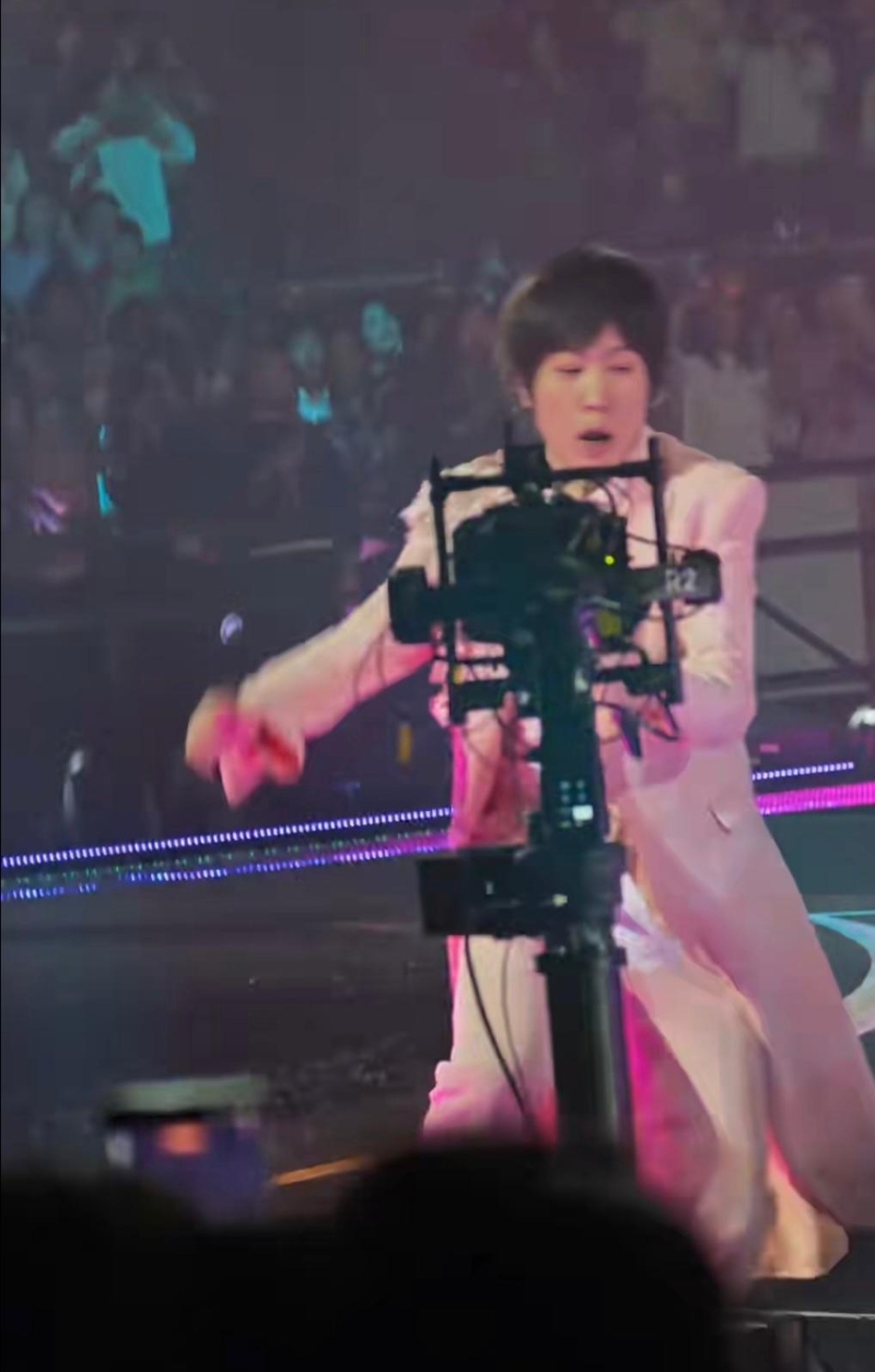 阿信不慎从舞台边缘堕下。 阿信不慎从舞台边缘堕下。