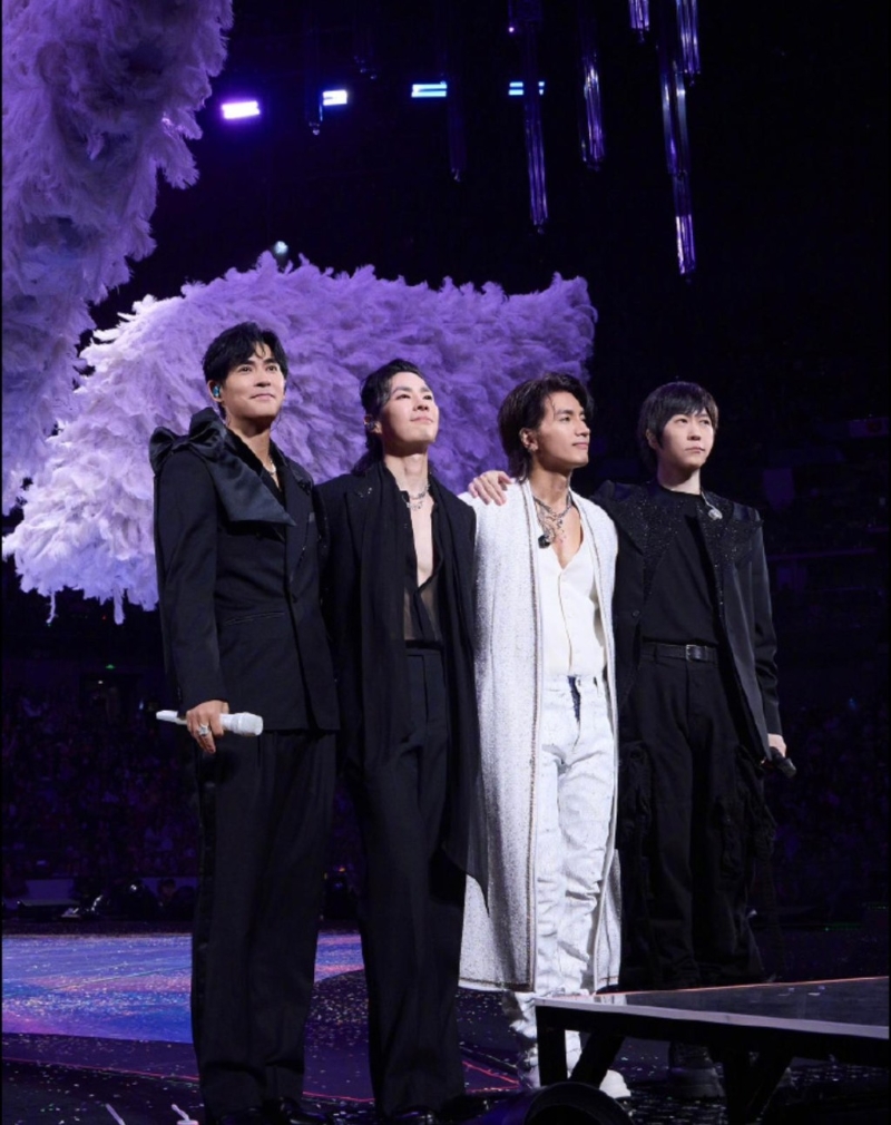 五月天主唱阿信近来与F3(言承旭、吴建豪、周渝民)举行 五月天主唱阿信近来与F3(言承旭、吴建豪、周渝民)举行