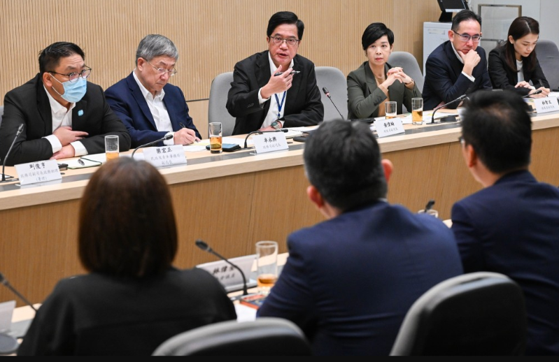 财政司副司长黄伟纶在社交平台发文,指今早(23日)联同司局长与经民联会面。 财政司副司长黄伟纶在社交平台发文,指今早(23日)联同司局长与经民联会面。