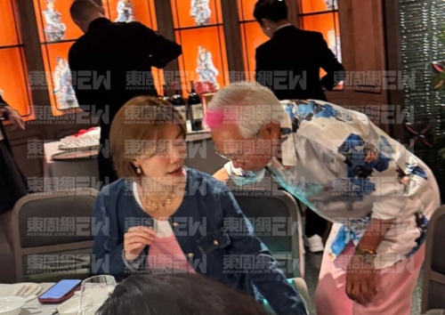 李龙基亲暱搂龙婷。 李龙基亲暱搂龙婷。