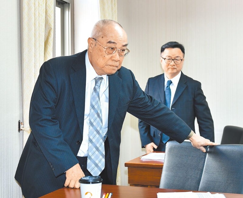 海基会董事长吴丰山(左)宣布请辞。 海基会董事长吴丰山(左)宣布请辞。