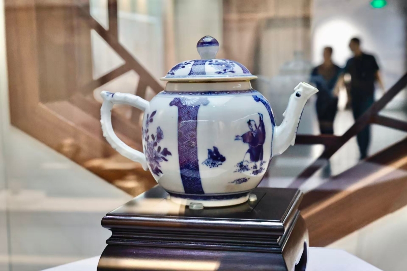 清代乾隆期青花开光人物花卉纹执壶 清代乾隆期青花开光人物花卉纹执壶