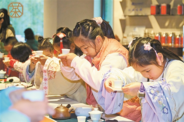 孩子们在学习茶道 孩子们在学习茶道