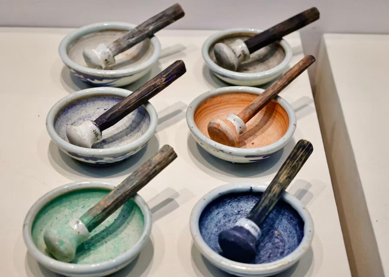 清代青花花卉纹带杵瓷研钵 清代青花花卉纹带杵瓷研钵