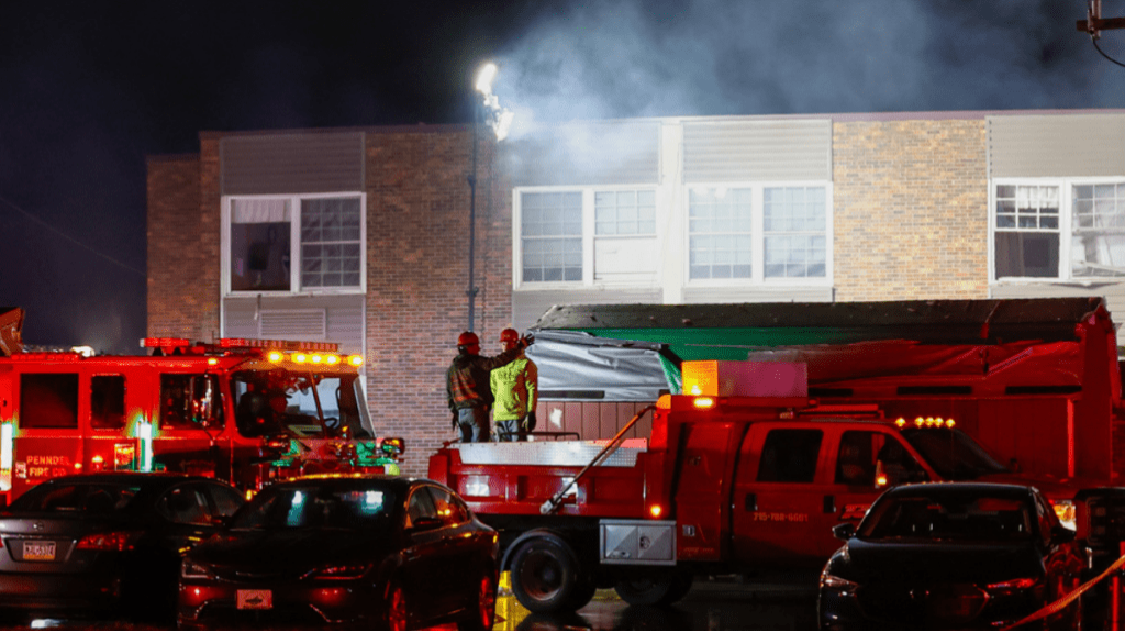 大量消防车前往现场灭火。 大量消防车前往现场灭火。