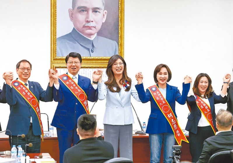 国民党24日举行“中常会”,党主席郑丽文(中)正式提名“立委”苏清泉(左一)、“立委”谢龙介(左二)、“立委”柯志恩(右二)及台东县议长吴秀华(右一)投入明年县市长选战。 国民党24日举行“中常会”,党主席郑丽文(中)正式提名“立委”苏清泉(左一)、“立委”谢龙介(左二)、“立委”柯志恩(右二)及台东县议长吴秀华(右一)投入明年县市长选战。