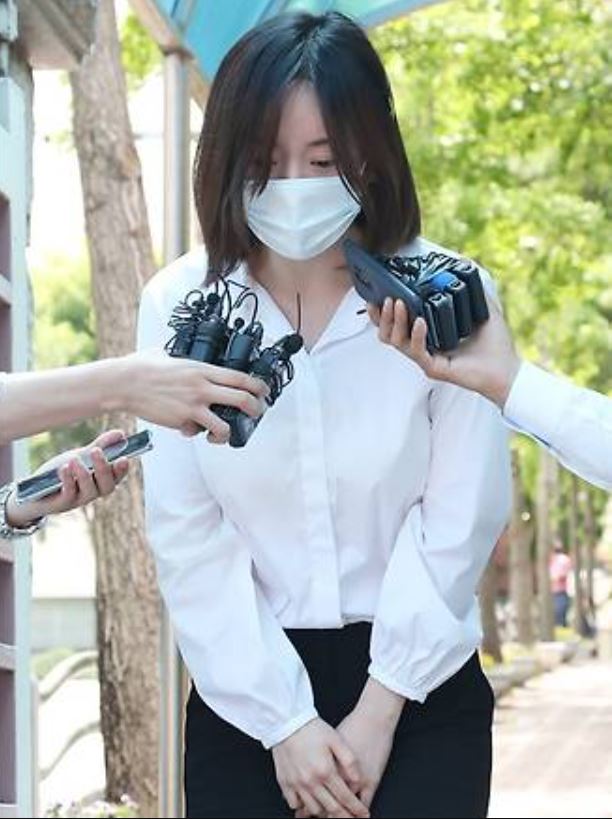 黃荷娜逃到柬埔寨,甚至傳出懷有身孕。 黃荷娜逃到柬埔寨,甚至傳出懷有身孕。