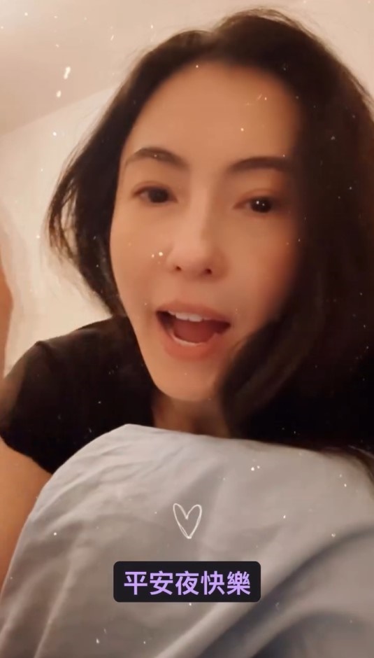 张栢芝于平安夜罕晒“床照”。 张栢芝于平安夜罕晒“床照”。