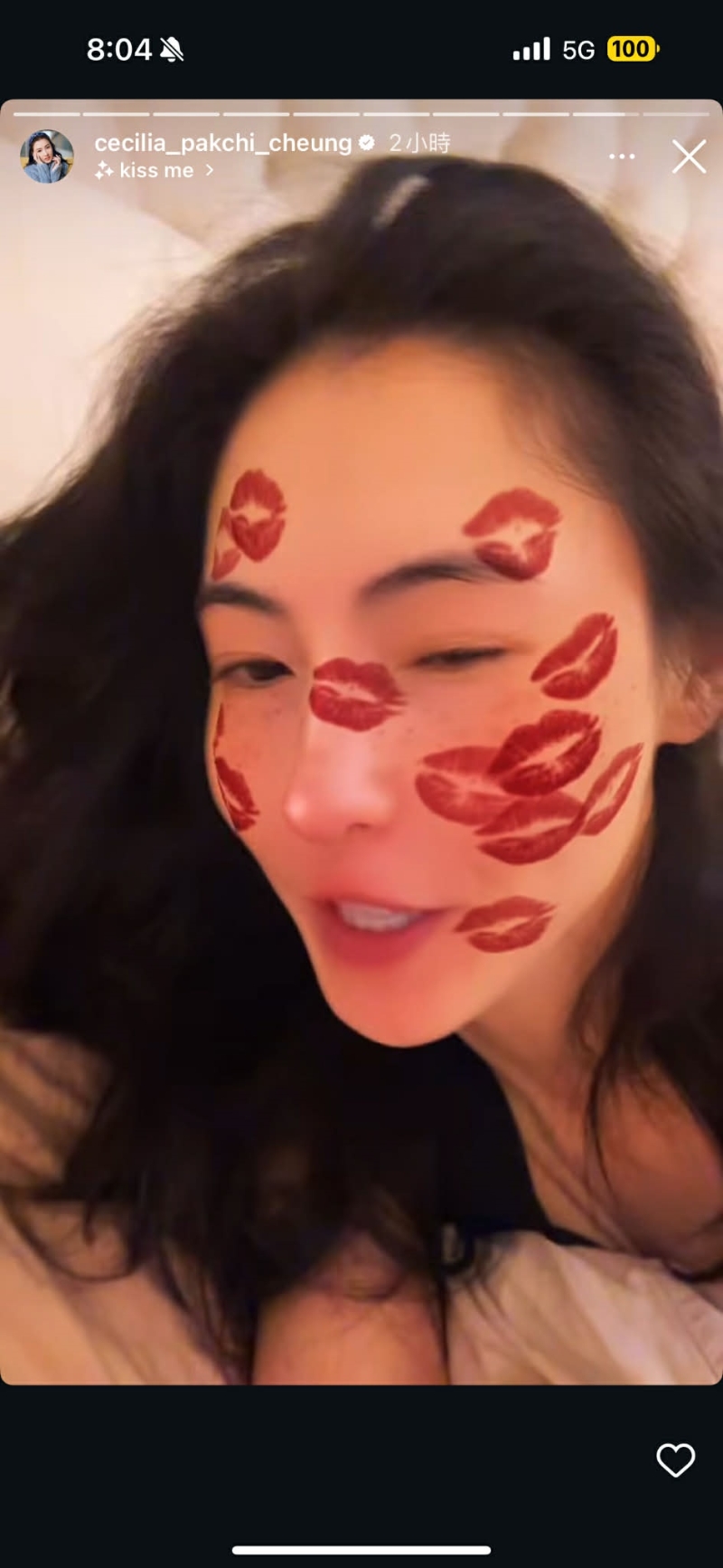 张栢芝及后上载于床上翻滚及露出丰满上围、满面唇印的影片,但之后已经删除。 张栢芝及后上载于床上翻滚及露出丰满上围、满面唇印的影片,但之后已经删除。