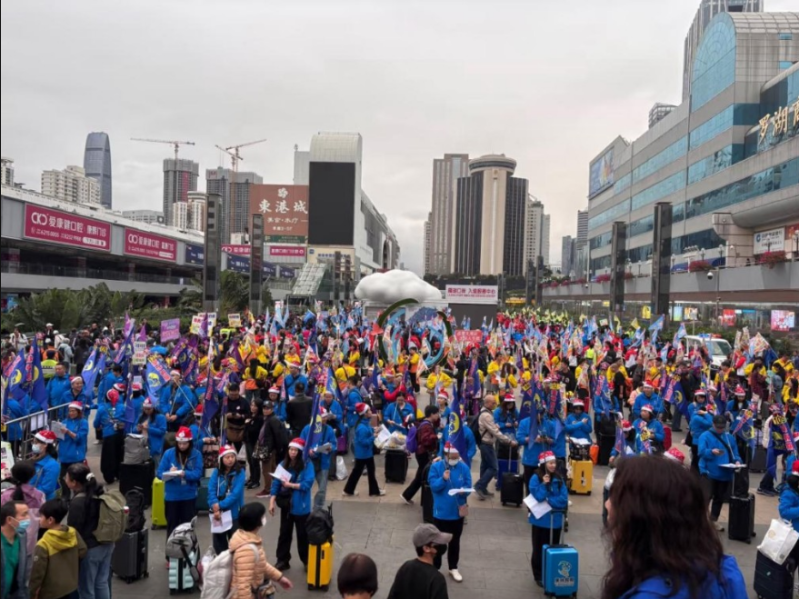 罗湖口岸同样挤满旅行团成群结队在口岸外,身穿蓝色、黄色等统一颜色服装,更头戴圣诞帽营造节日氛围。 罗湖口岸同样挤满旅行团成群结队在口岸外,身穿蓝色、黄色等统一颜色服装,更头戴圣诞帽营造节日氛围。