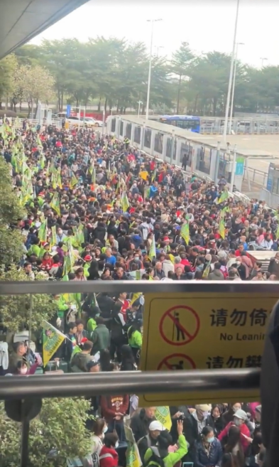 多名导游举起旅行团“旗仔”或标识,组织成员排队集合。 多名导游举起旅行团“旗仔”或标识,组织成员排队集合。