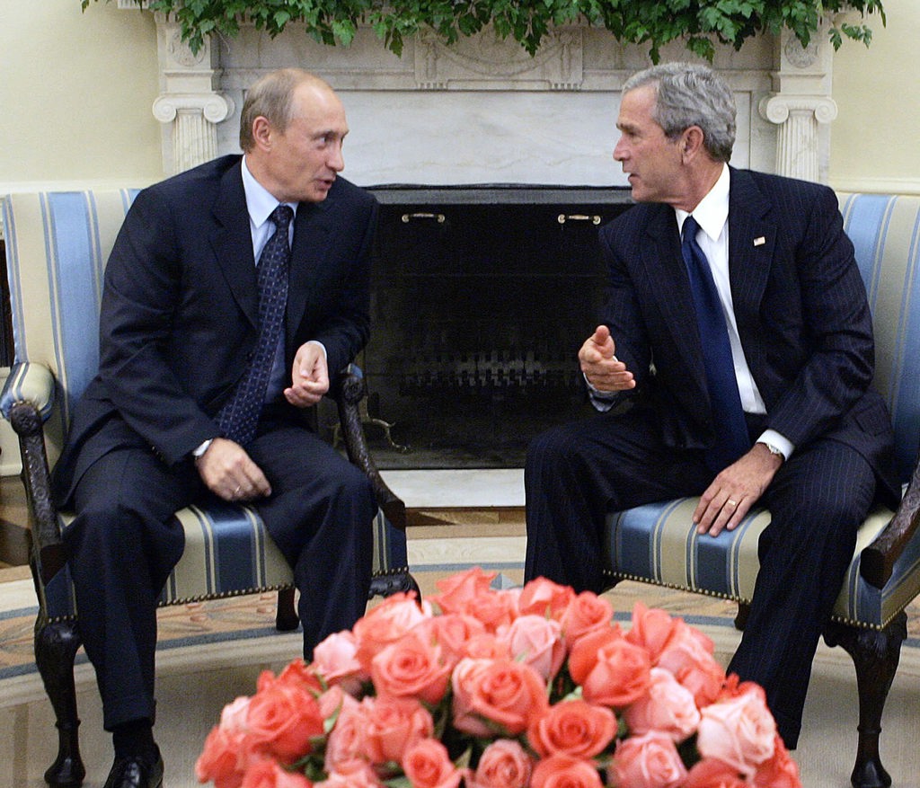 美国总统小布什(George W. Bush)在白宫椭圆形办公室会晤俄罗斯总统普京(Vladimir Putin)于椭圆形办公室会晤。 美国总统小布什(George W. Bush)在白宫椭圆形办公室会晤俄罗斯总统普京(Vladimir Putin)于椭圆形办公室会晤。