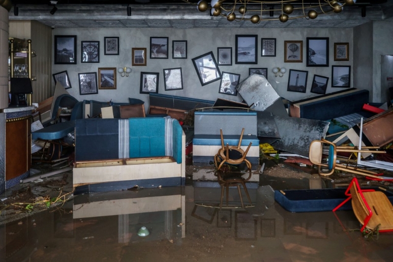 “桦加沙”发出期间,将军澳南海滨长廊有餐厅被海浪冲毁。 “桦加沙”发出期间,将军澳南海滨长廊有餐厅被海浪冲毁。