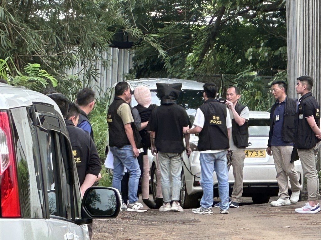 早前警方带疑犯在新生村等地点重组案情。 早前警方带疑犯在新生村等地点重组案情。