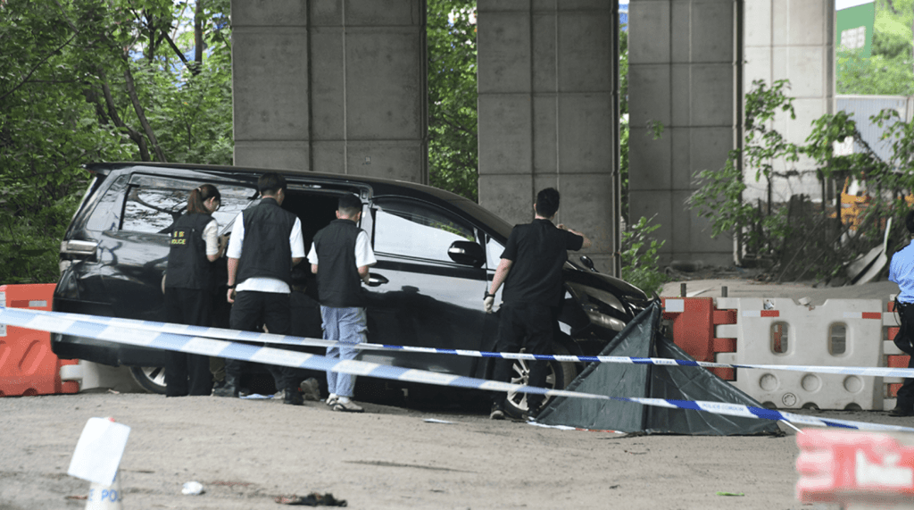 今年8月25日,51岁死者被发现弃尸在亦园路一个露天货仓对开的港深西部公路桥底。 今年8月25日,51岁死者被发现弃尸在亦园路一个露天货仓对开的港深西部公路桥底。