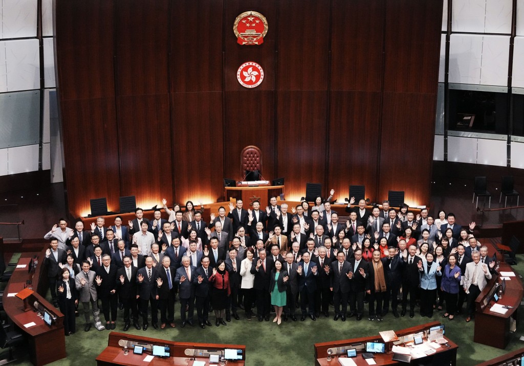 第七届第七届立法会会期最后一次会议结束,全体议员在议事厅进行大合照。 第七届第七届立法会会期最后一次会议结束,全体议员在议事厅进行大合照。